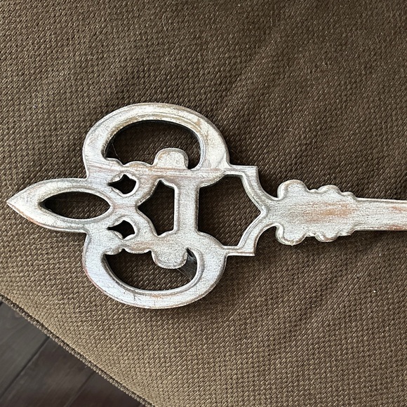 Rustic Brown Wall Key Decor - Picture 2 of 9